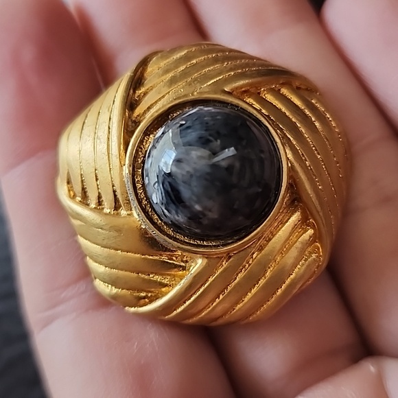 VTG clip on earrings - Picture 5 of 8